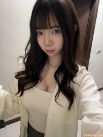 氣質可愛的甜美女孩，長相乾淨又討喜。身材嬌小敏感